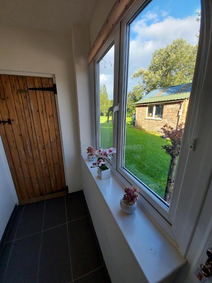 Saughall Mill Farm Cottage Chester Exterior photo